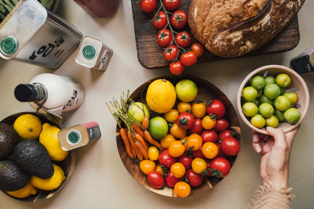 Selección de frutas, verduras y alimentos frescos para una alimentación con enfoque antiinflamatorio