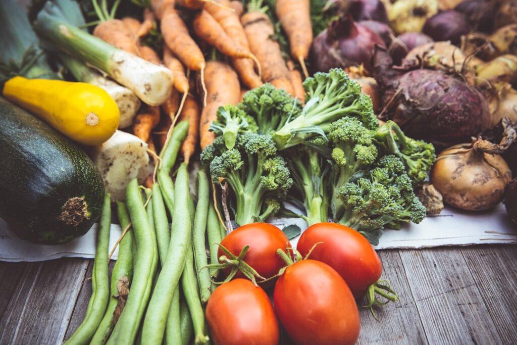 Selección de verduras y alimentos vegetales ricos en fibra
