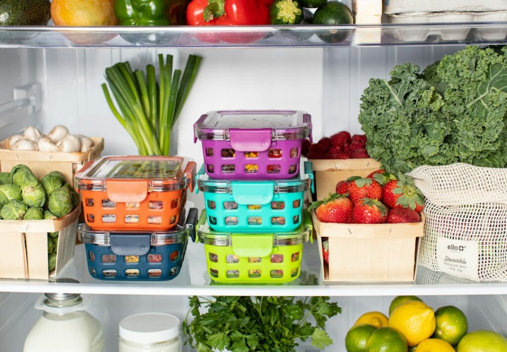 Recipientes con alimentos frescos preparados para batch cooking saludable