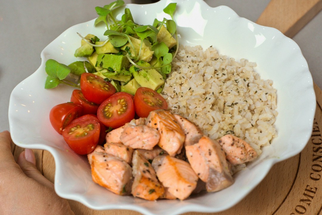 Bowl de pollo, arroz, tomate y aguacate como ejemplo de comida después de entrenar