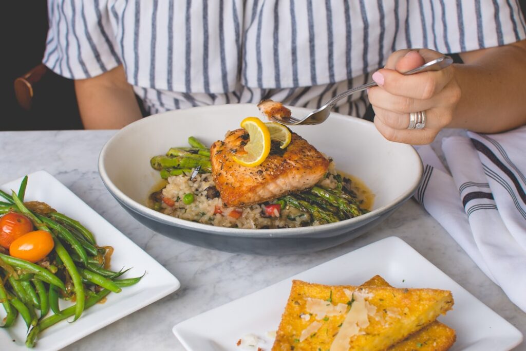 Plato de pescado con acompañamiento de verduras para una cena saludable