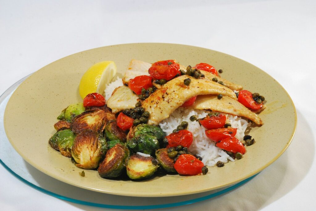 Plato de pescado con verduras para una cena saludable y sencilla