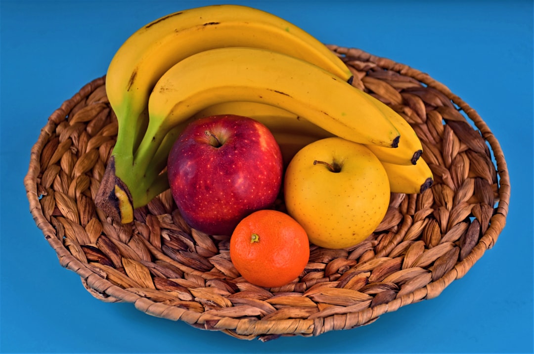 Cesta de frutas y verduras frescas y variadas para una alimentación saludable