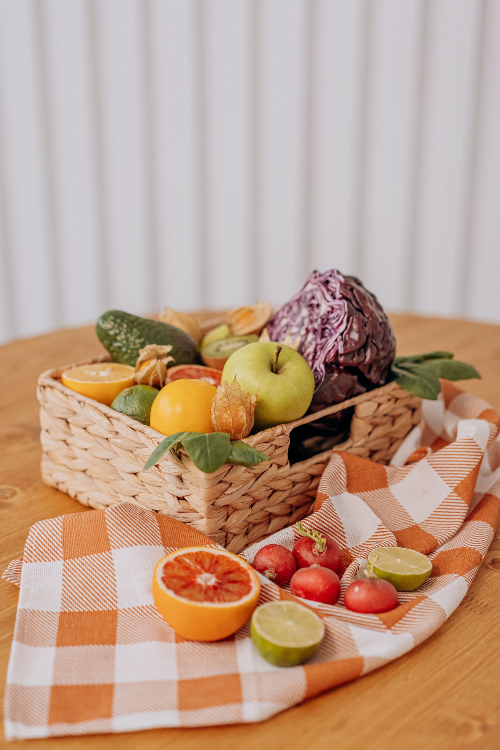 Cesta vista desde arriba con frutas y verduras frescas para una alimentación equilibrada