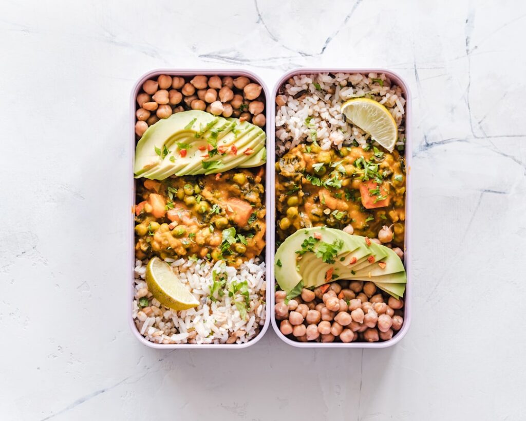 Comida equilibrada con pollo, verduras y otros alimentos ricos en proteínas