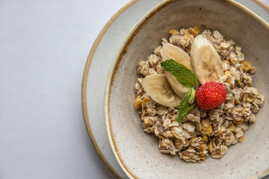Avena con plátano y frutos rojos como ejemplo de comida antes de entrenar