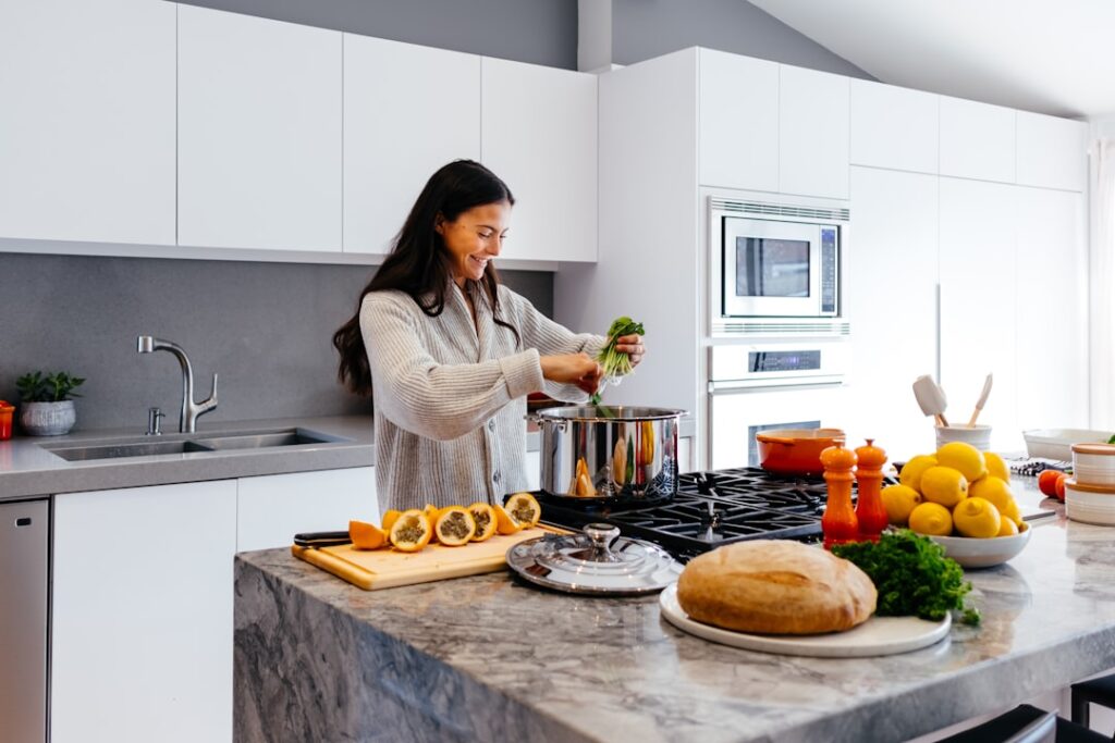 Persona preparando alimentos saludables para el desayuno