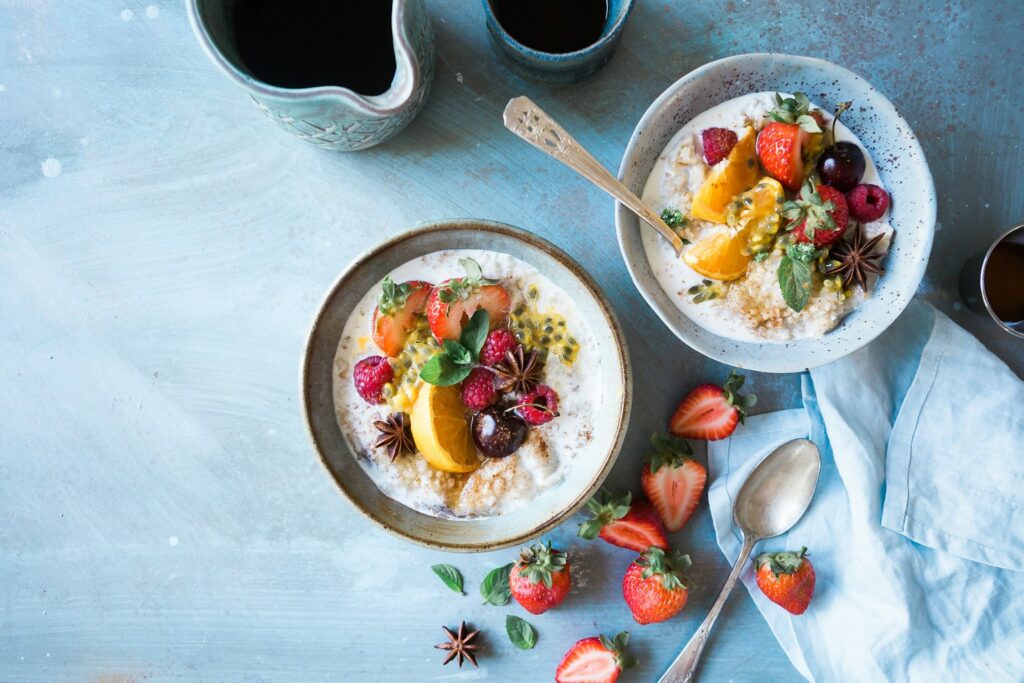 Desayuno saludable con avena, fruta y alimentos ricos en proteína