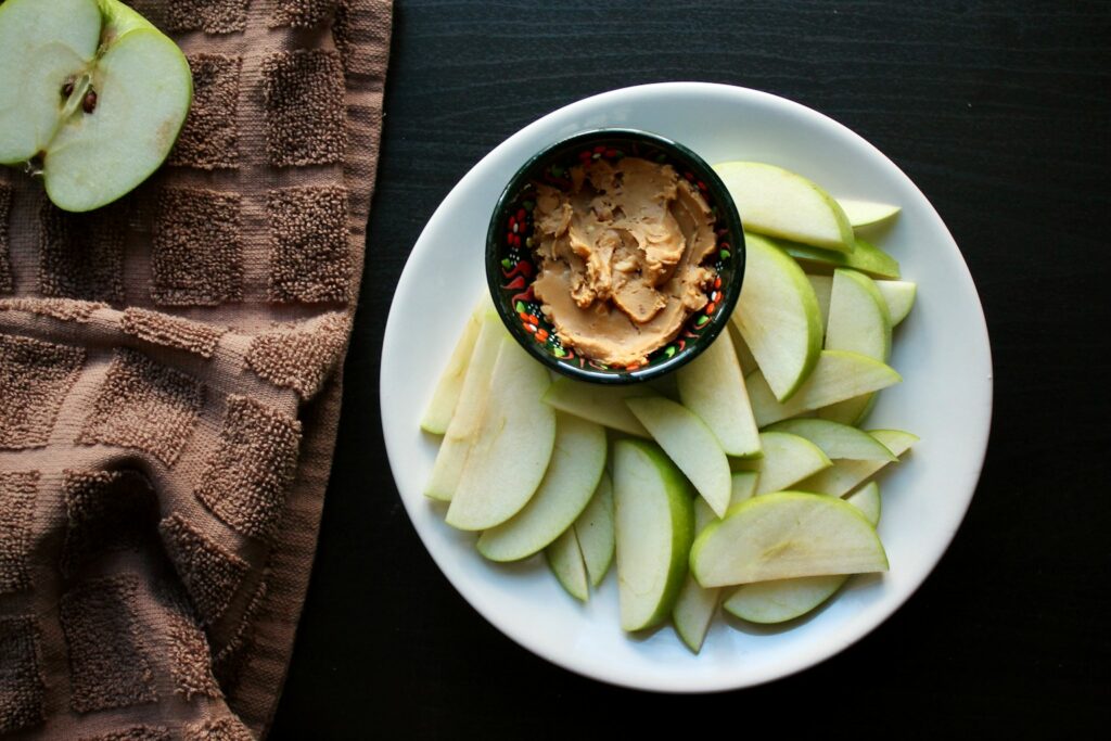 Merienda sencilla con alimentos frescos y opciones saludables