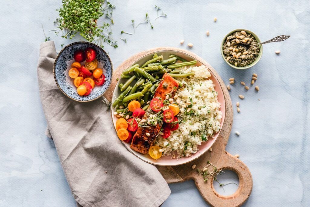 Plato equilibrado con salmón, quinoa, verduras y alimentos frescos