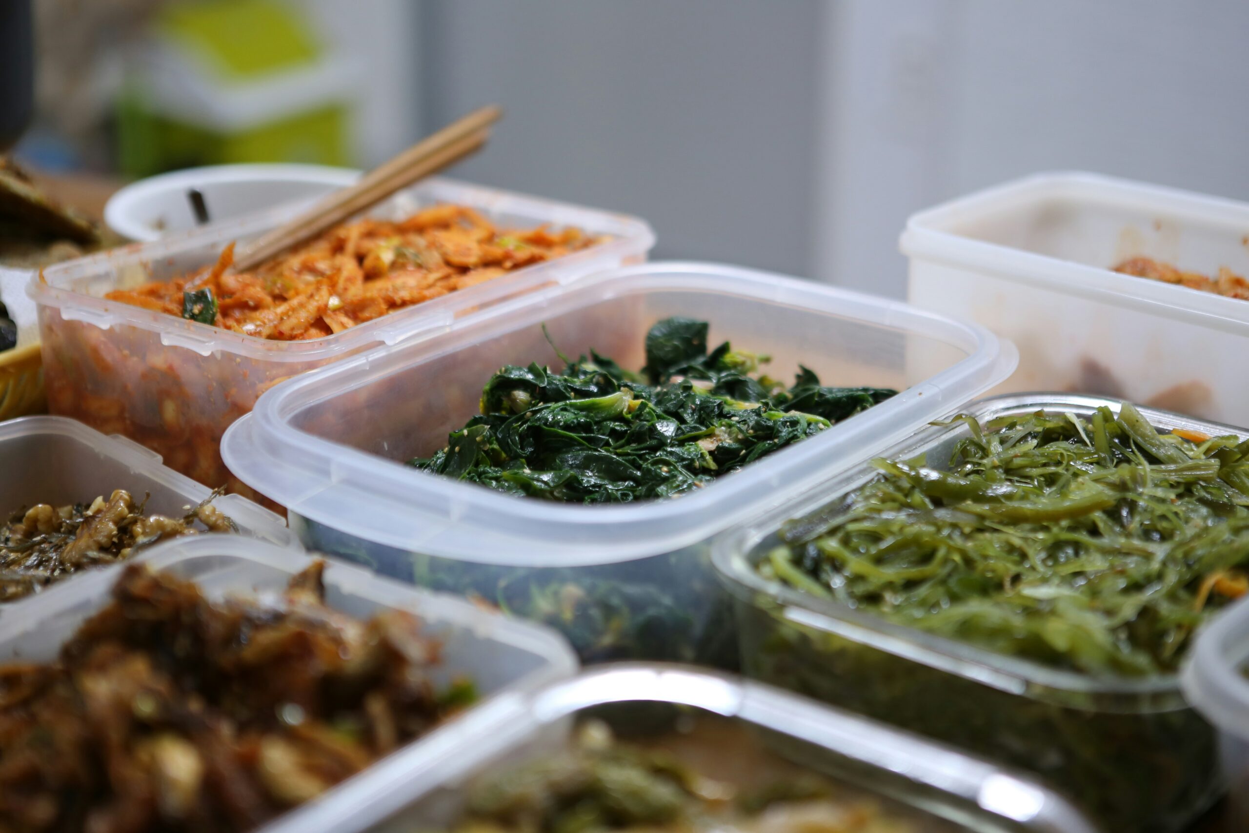 Recipientes con comidas preparadas y diferentes alimentos para organizar la semana