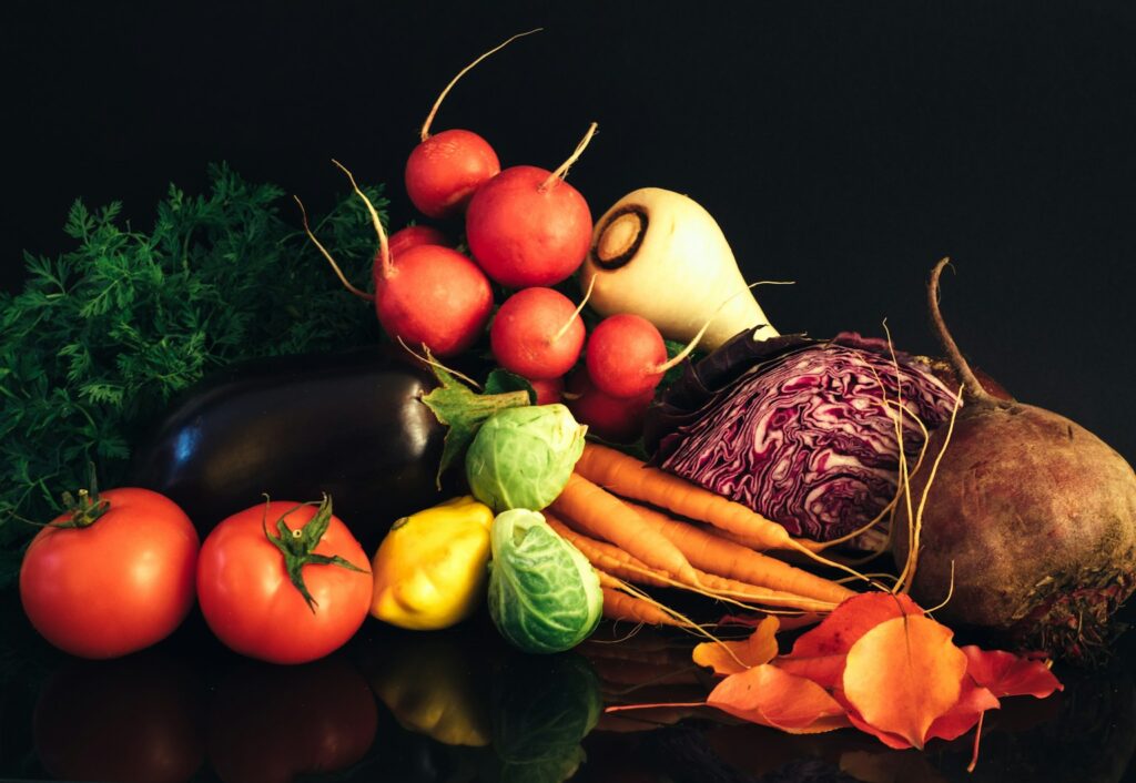 Selección colorida de verduras frescas para aumentar su consumo diario
